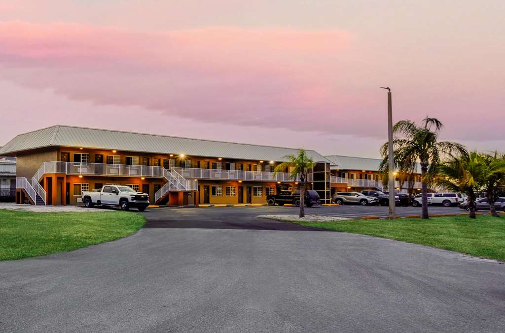 Travelodge Suites by Wyndham Lake Okeechobee - photo 3