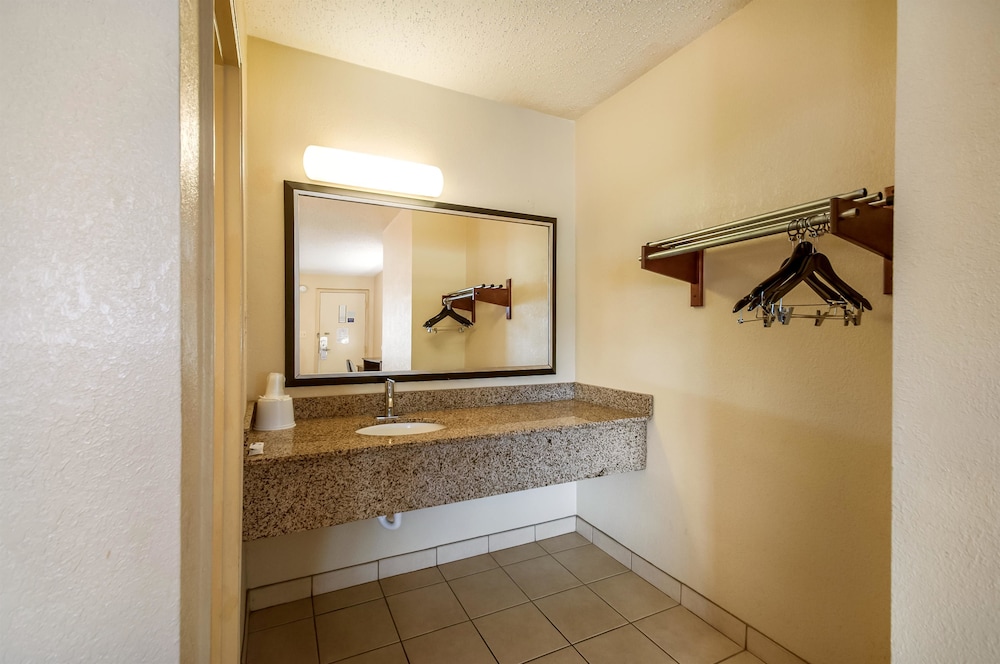 Motel6 Washington DC Convention Center - photo 20