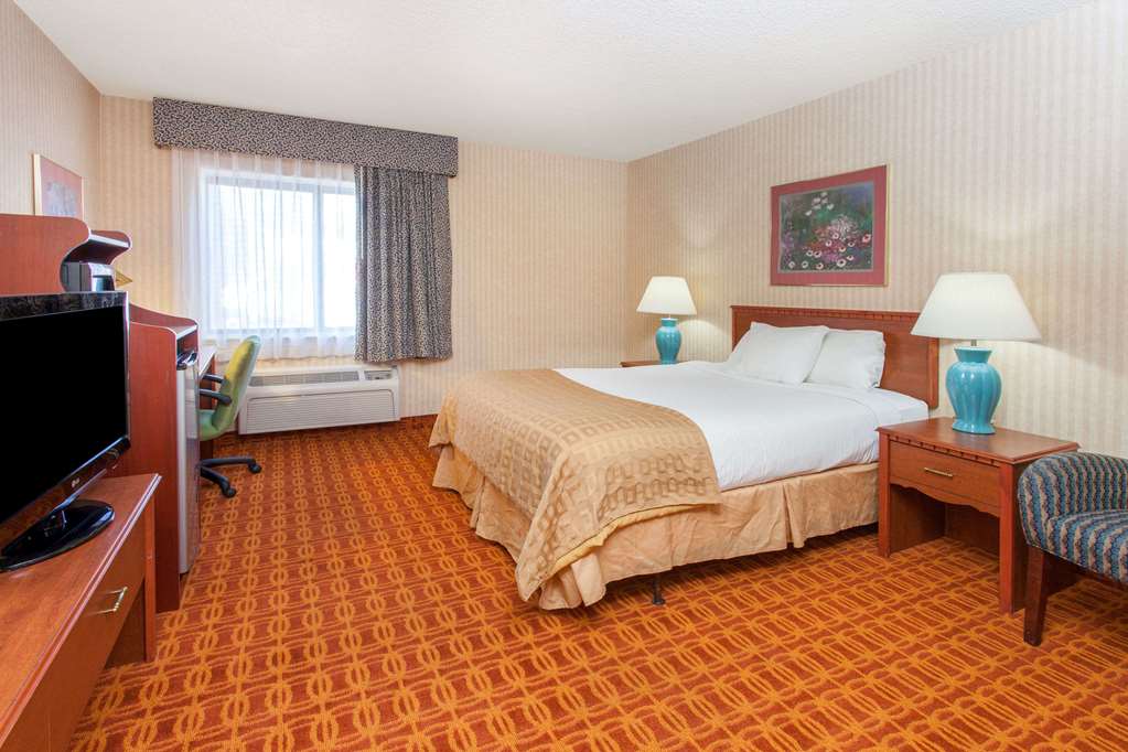 Baymont by Wyndham Detroit Roseville - photo 8