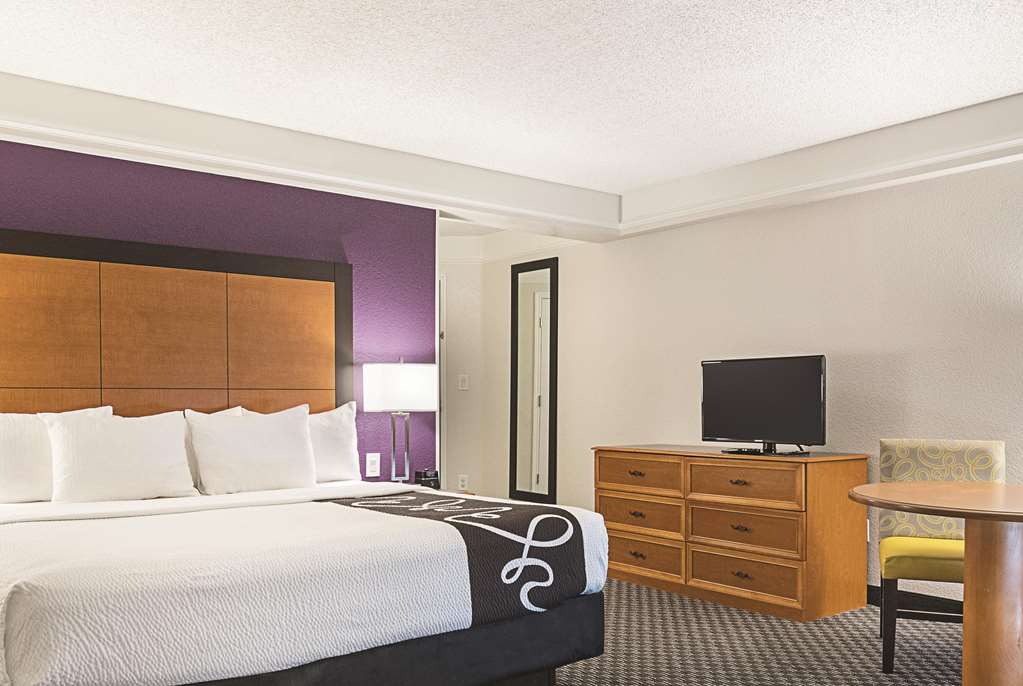 La Quinta Inn & Suites by Wyndham Ontario Airport - photo 39