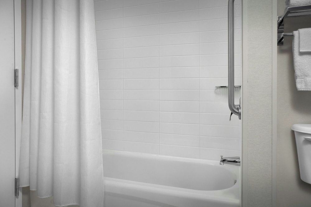 Fairfield Inn & Suites by Marriott Rogers - photo 17
