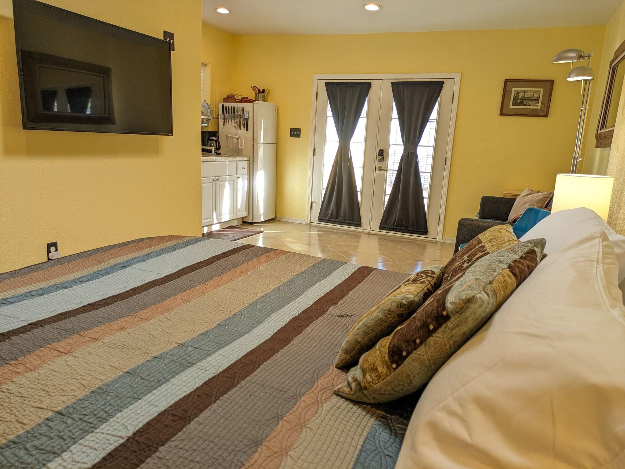 Guesthouse w private access and patio — 4-Star Luxury Hotel in Tucson, United States