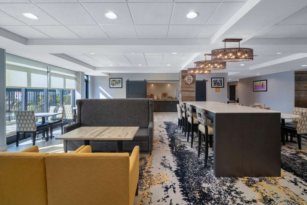 La Quinta Inn & Suites by Wyndham Raleigh Downtown North - photo 27