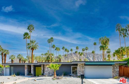 Palm Springs Family Fun Mid Century with pool and spa in Palm Springs, United States