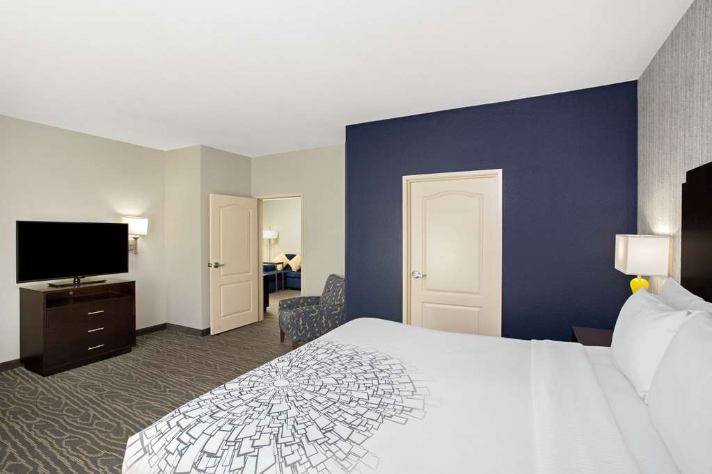 La Quinta Inn & Suites by Wyndham Palestine - photo 25