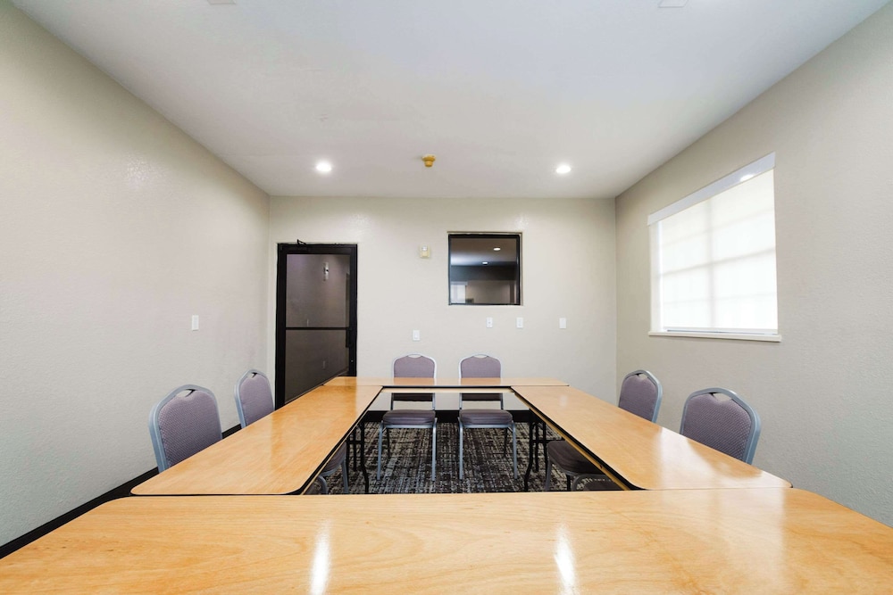 Quality Suites Houston Hobby Airport - photo 27