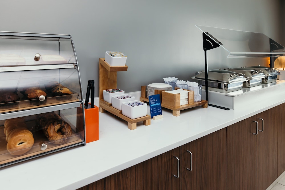 Holiday Inn Express and Suites Urbandale by IHG - photo 23