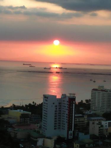 The SCENIC: Comfortable living by Awsom Phil — 4-Star Luxury Hotel in Manila, Philippines