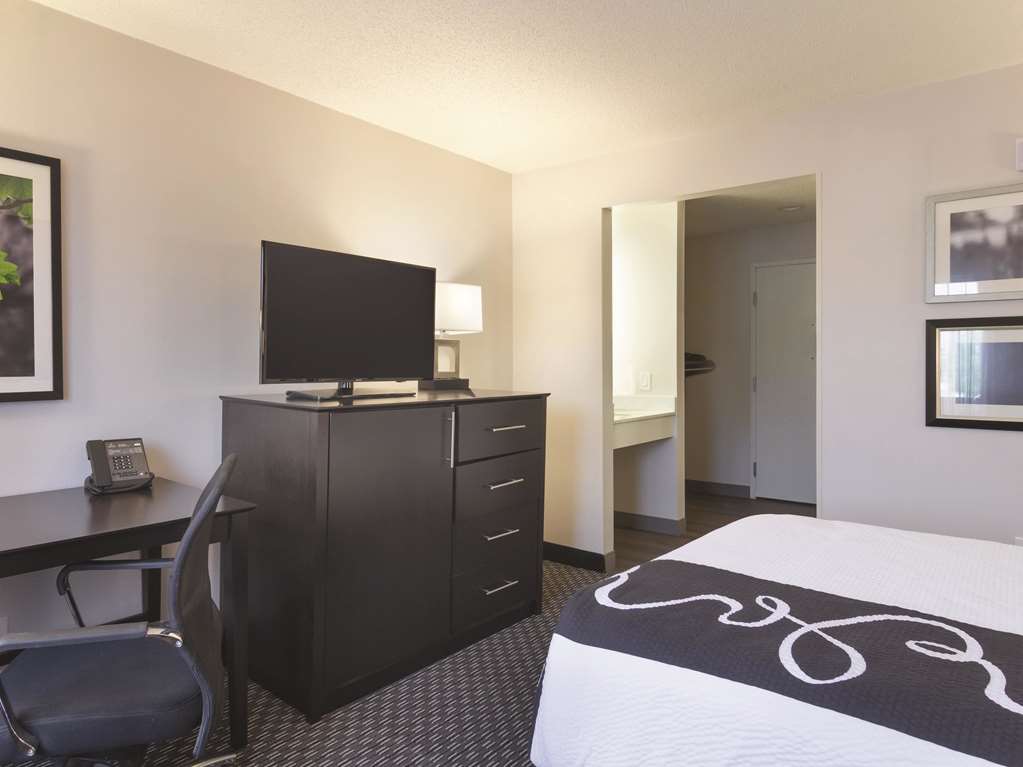 La Quinta Inn & Suites by Wyndham Cleveland Airport North - photo 28
