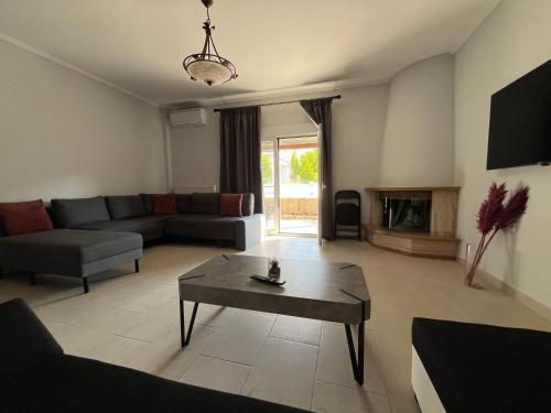 D House — 4-Star Luxury Hotel in None, Greece