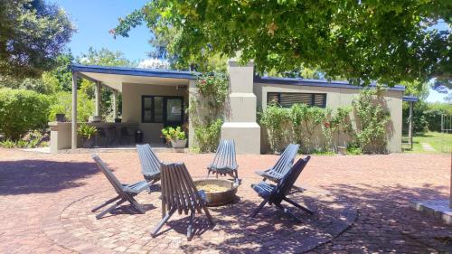 Blissful Country Garden King Bed Cottage — 4-Star Luxury Hotel in Grabouw, South Africa