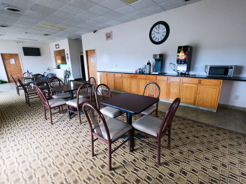 Americas Best Value Inn Salina - photo 8