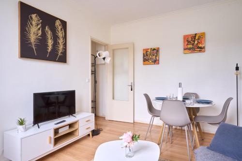 Cosy T1 with Garage Near CDG by Airnest — hotel in Le Blanc-Mesnil