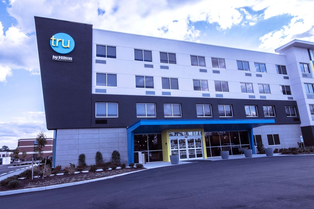 Tru By Hilton Norfolk Airport in Norfolk, United States