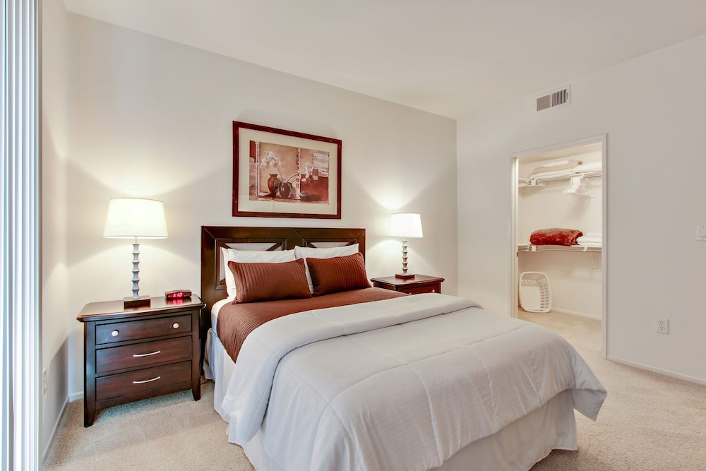 Global Luxury Suites at The Village - photo 7