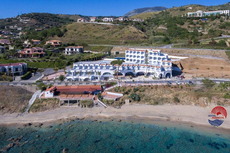Hotel Ferretti — 4-Star Luxury Hotel in Diamante, Italy
