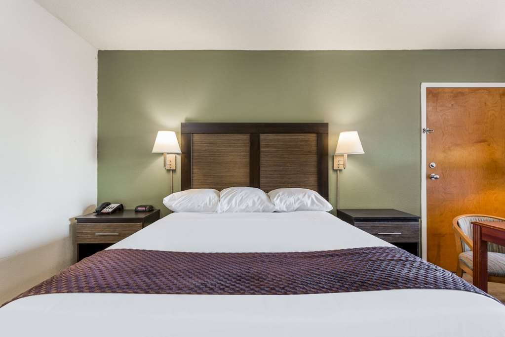 Days Inn & Suites by Wyndham Rocky Mount Golden East - photo 13