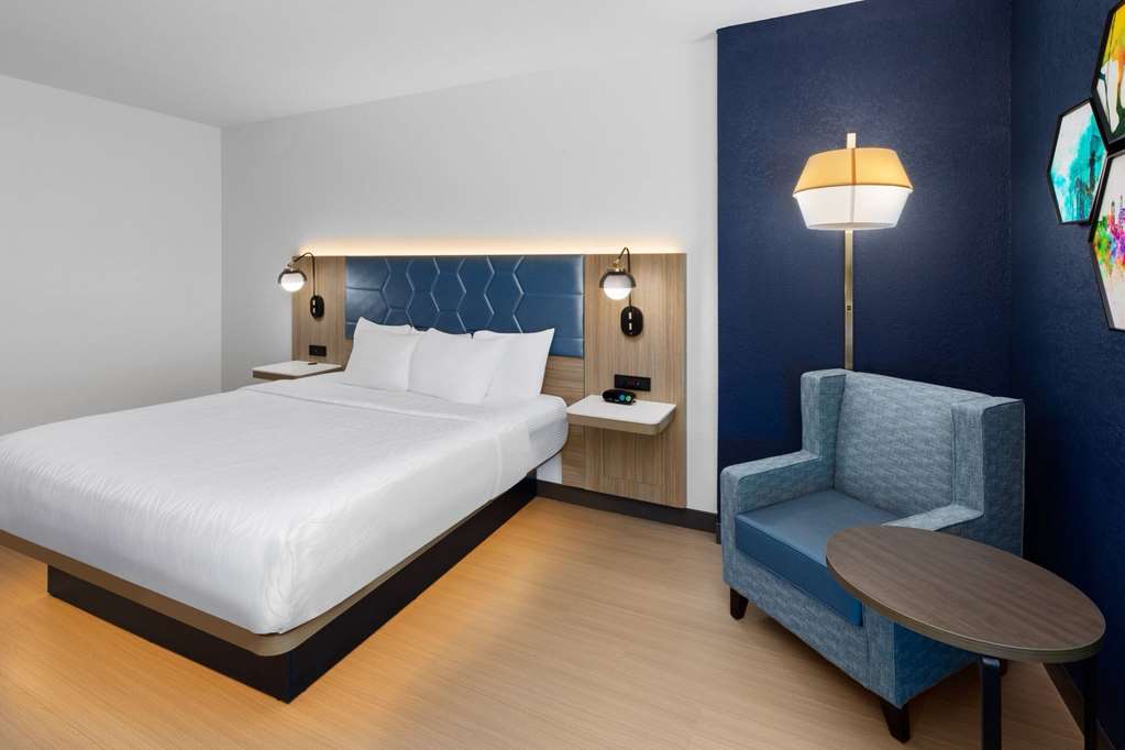 La Quinta Inn & Suites by Wyndham San Antonio Northwest - photo 31