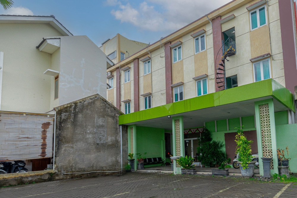 Hotel D'Madinah Inn Gentan — hotel in Baki