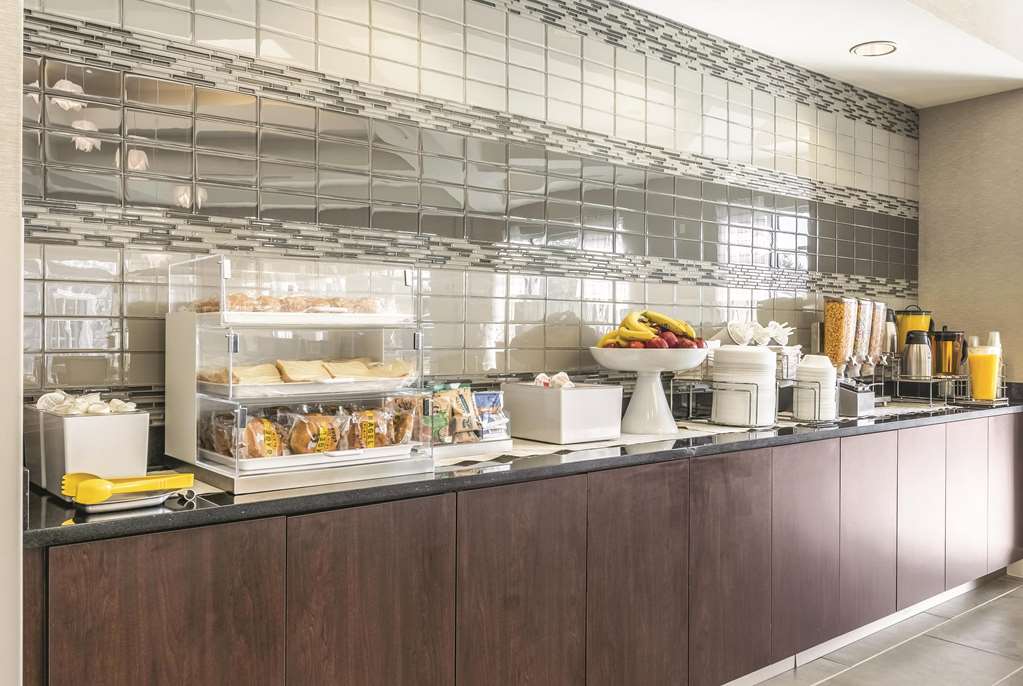 La Quinta Inn & Suites by Wyndham Alexandria Airport - photo 36