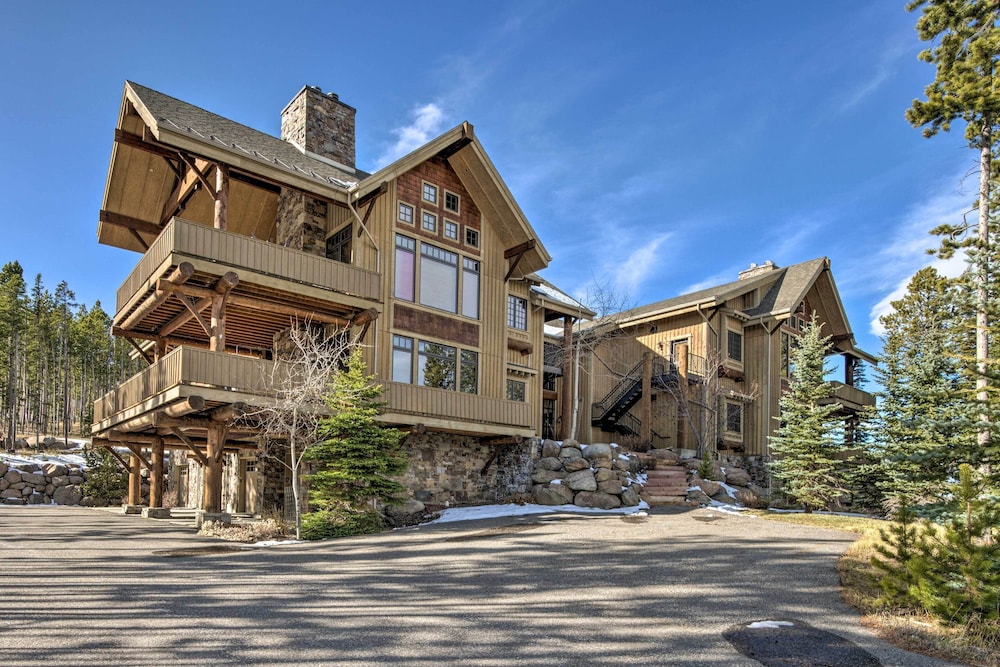 Stunning Ski Inandski Out Penthouse Condo with Hot Tub — 4-Star Luxury Hotel in Big Sky, United States
