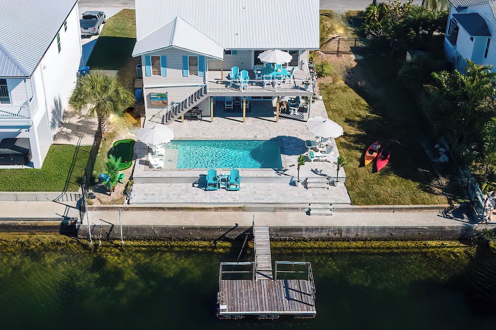 Waterfront Florida Escape w Pool & Private Dock — hotel in Spring Hill