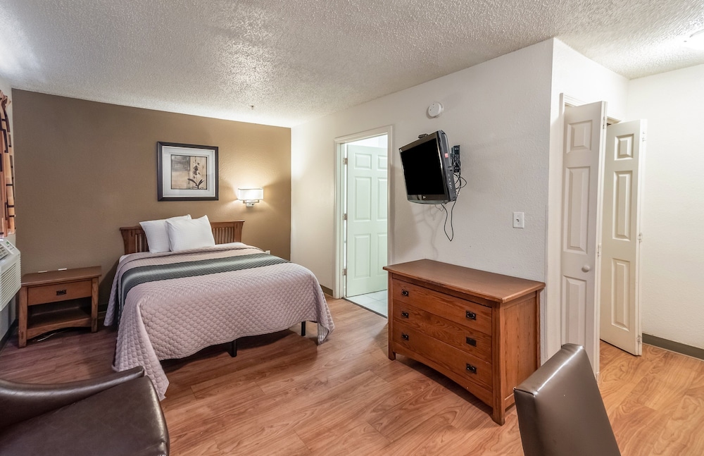 HomeTowne Studios by Red Roof Orlando South - photo 7