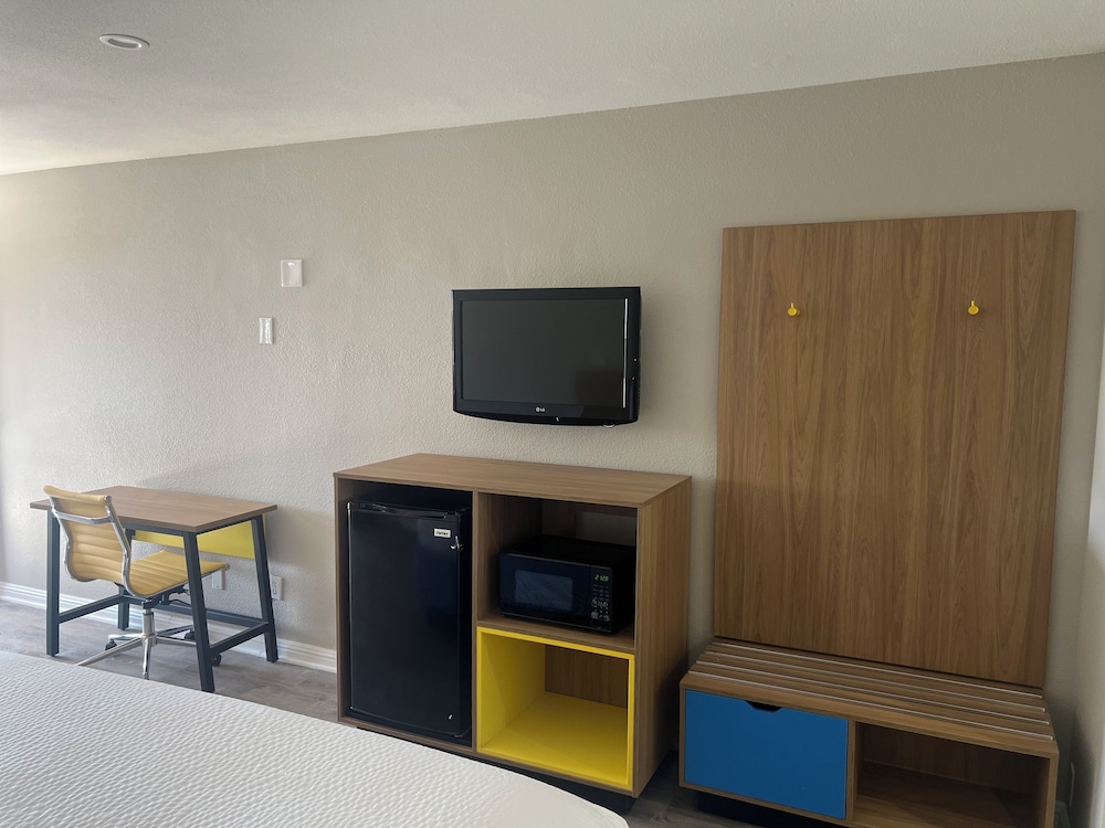 Days Inn by Wyndham Hemet - photo 30