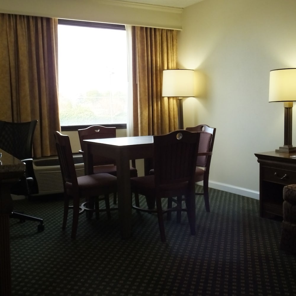 Crowne Plaza Hotel Hickory an IHG Hotel - photo 2
