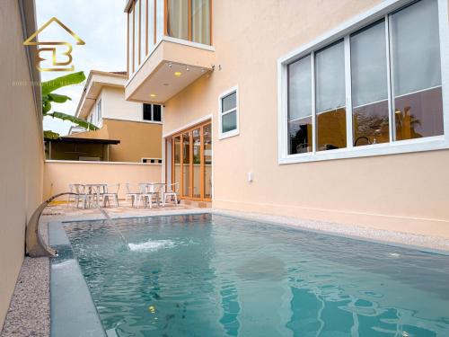 Aesthetic Muji Pool Villa in Ipoh 5BR 24Pax Karaoke Snooker Air hockey — 4-Star Luxury Hotel in Ipoh, Malaysia