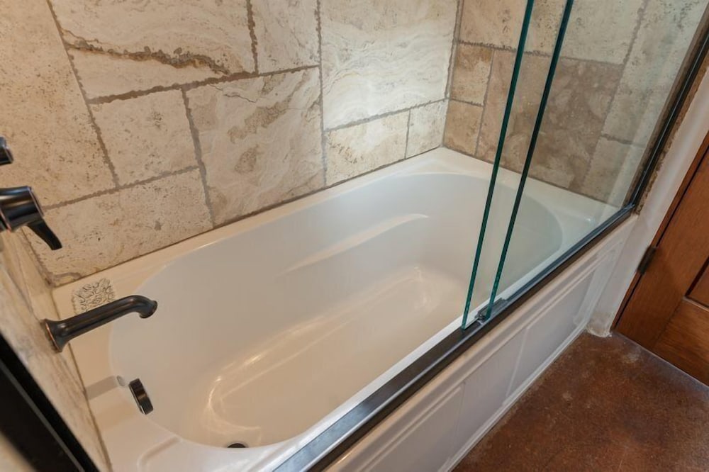 Carmel Elegant East Side Adobe With Kiva Fireplace Walk to Canyon Rd and The Plaza - photo 7