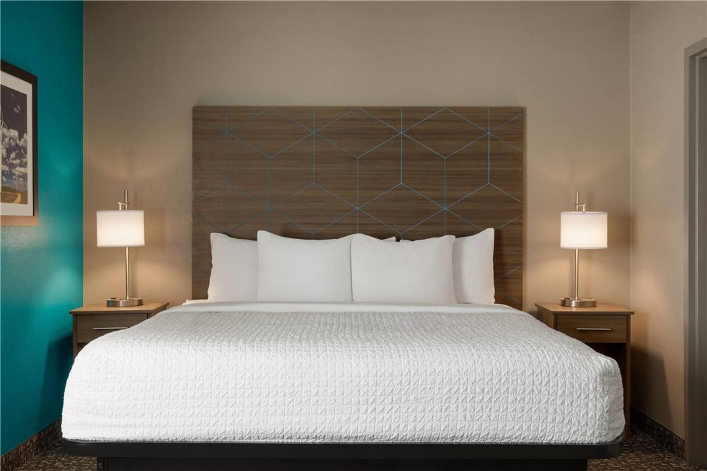 La Quinta Inn & Suites by Wyndham Shawnee - photo 25