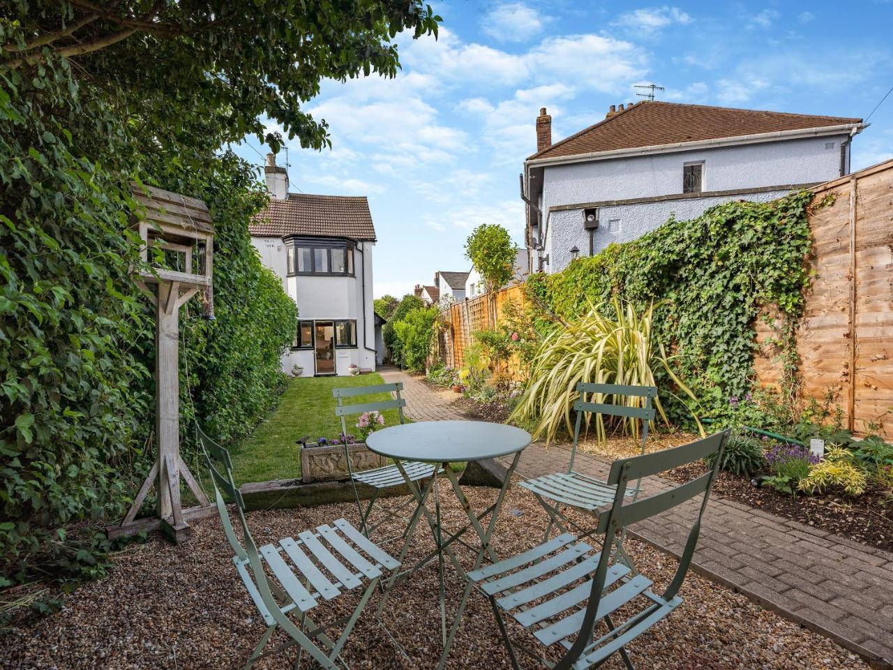 Greenfield Cottage 1866 — 4-Star Luxury Hotel in Broadwater, United Kingdom