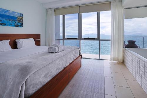 Best at Bright Point Absolute Waterfront Apartment — 4-Star Luxury Hotel in Nelly Bay, Australia