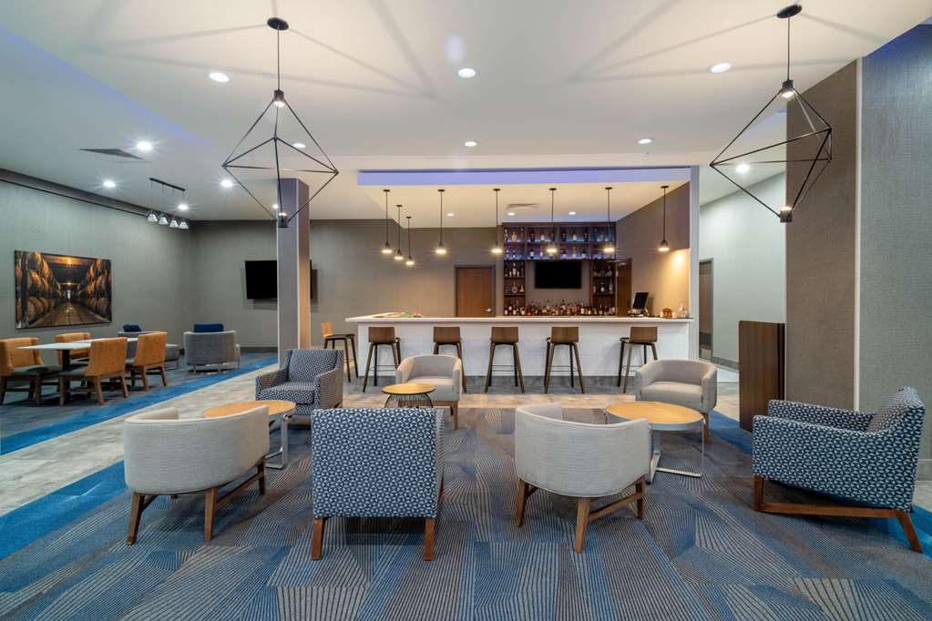 La Quinta Inn & Suites by Wyndham Louisville NE Old Henry Rd - photo 27