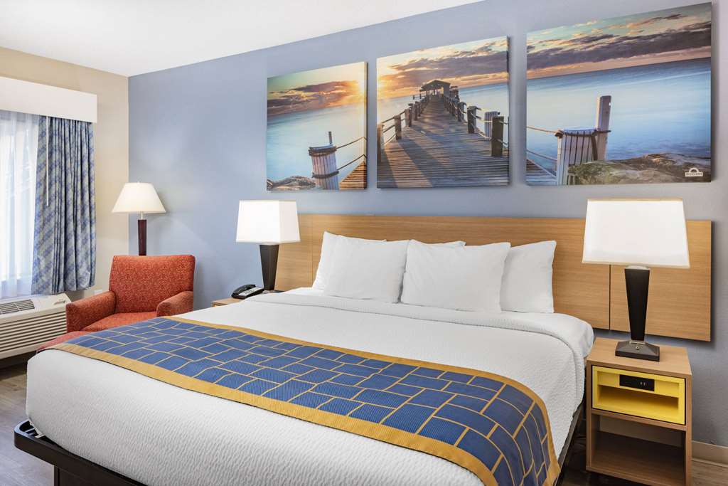 Days Inn & Suites by Wyndham Savannah Midtown - photo 17