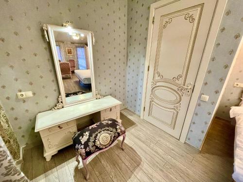 34 Silver Rooms