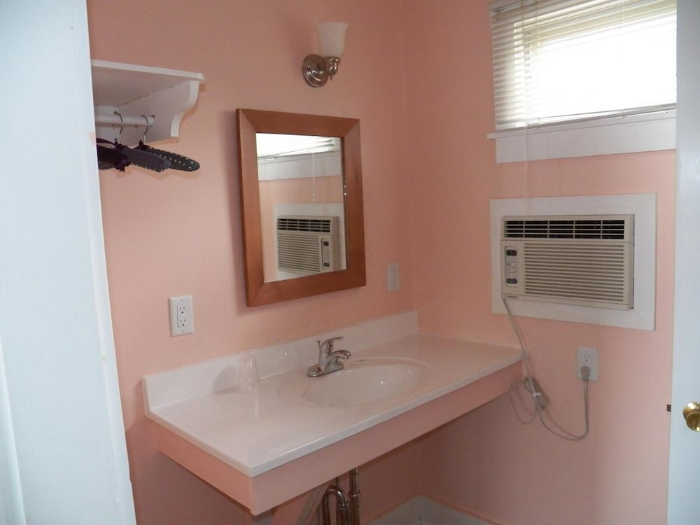 Coast Village Inn & Cottages - photo 28