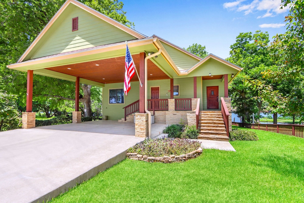 Beautiful Lakefront Cabin Something For Everyone — 4-Star Luxury Hotel in New Braunfels, United States