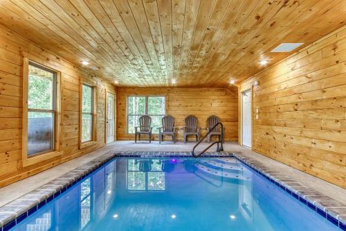 Splish N Splash Private Indoor Pool Hot Tub 560 FREE tickets each paid day — 4-Star Luxury Hotel in Sevierville, United States