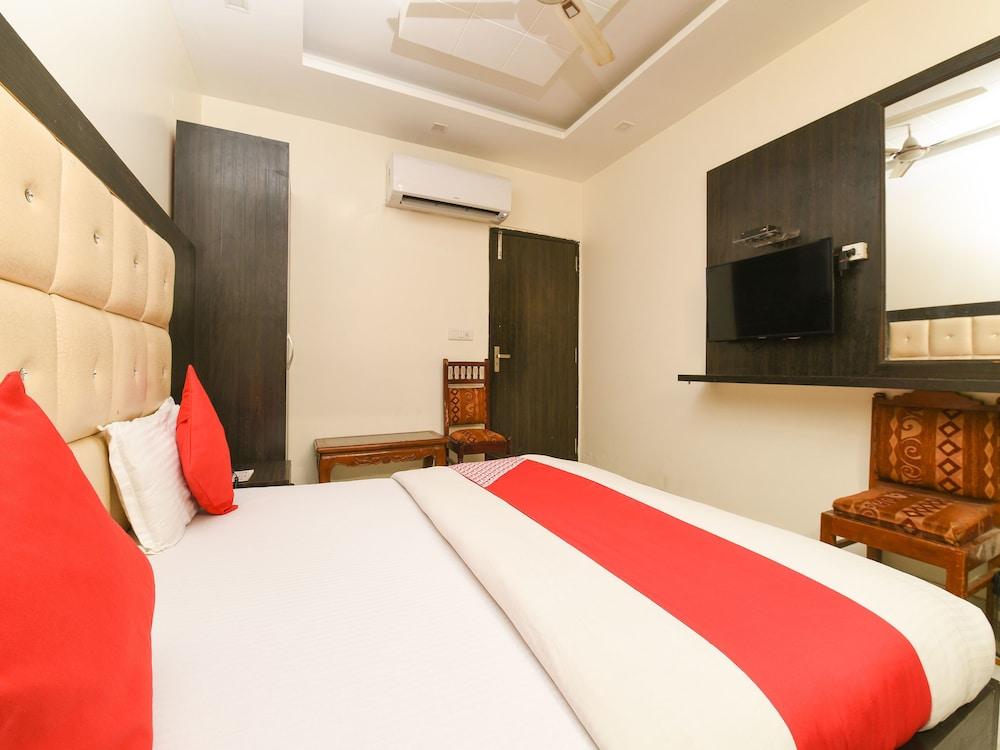 Hotel Vishesh Continental Kirti Nagar in Delhi, India