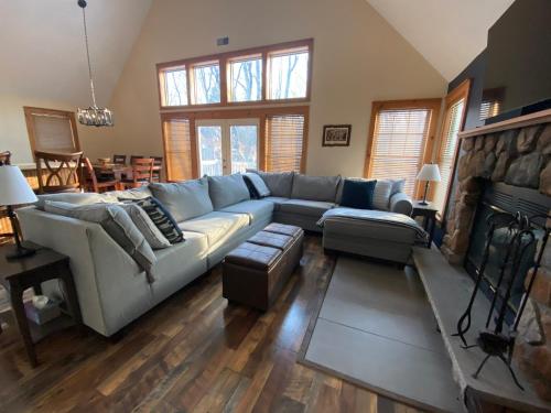 Gorgeous House in Camelback Mountain near lifts — 4-Star Luxury Hotel in Tannersville, United States