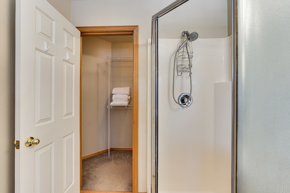 Klamath Falls Townhome w Deck & Resort Amenities - photo 10