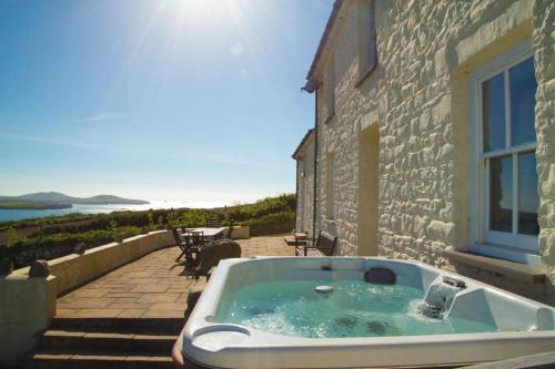 Upper Porthmawr 5 Bedroom Cottage Whitesands — 4-Star Luxury Hotel in Saint Davids, United Kingdom