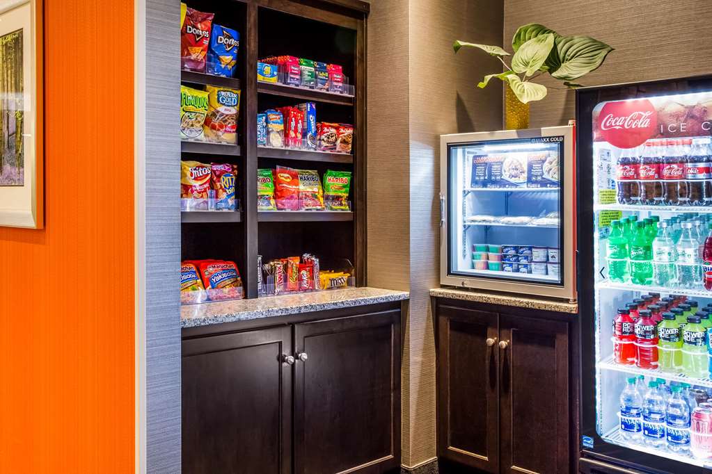 La Quinta Inn & Suites by Wyndham Lynchburg at Liberty Univ. - photo 56