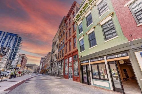 Spacious 2 bed 2 bath Downtown OTR condo minutes walk to the Reds Bengals stadium & more — 4-Star Luxury Hotel in Cincinnati, United States
