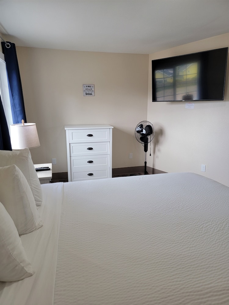 The Coastal Inn and Suites - photo 36