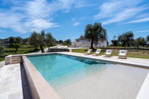 Trulli Cicerali trulli design con piscina panoramica — 4-Star Luxury Hotel in Ostuni, Italy