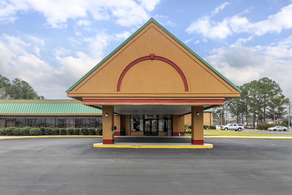 Econo Lodge Douglas - photo 51