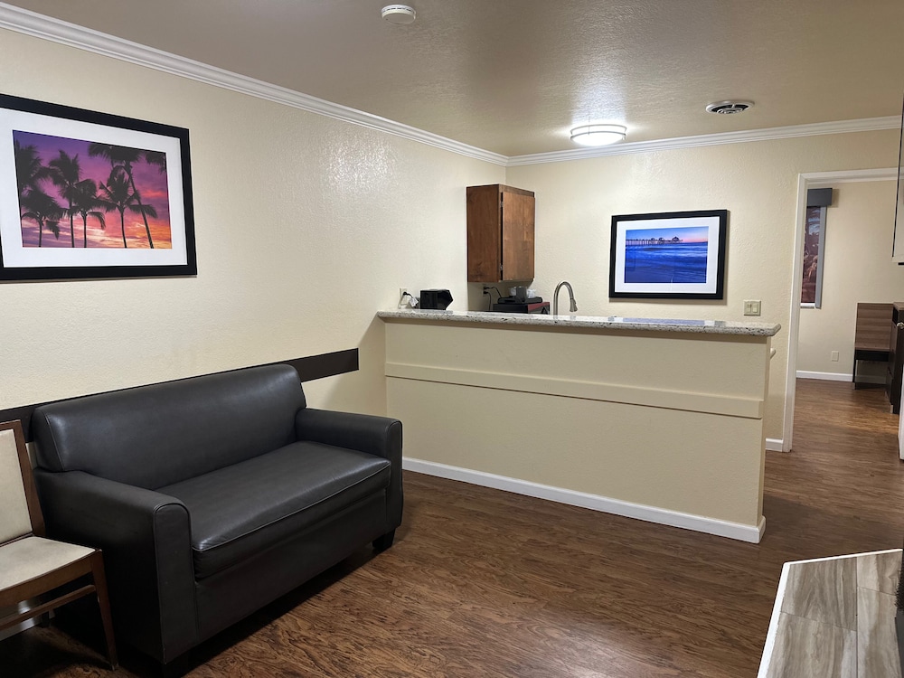 Beachwalker Inn and Suites - photo 7